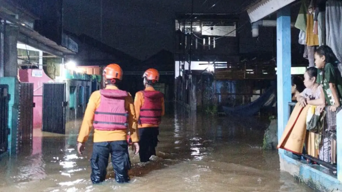 Tim BPBD Kabupaten Bogor saat tiba di lokasi banjir di Parung. (Dok. BPBD Kabupaten Bogor)