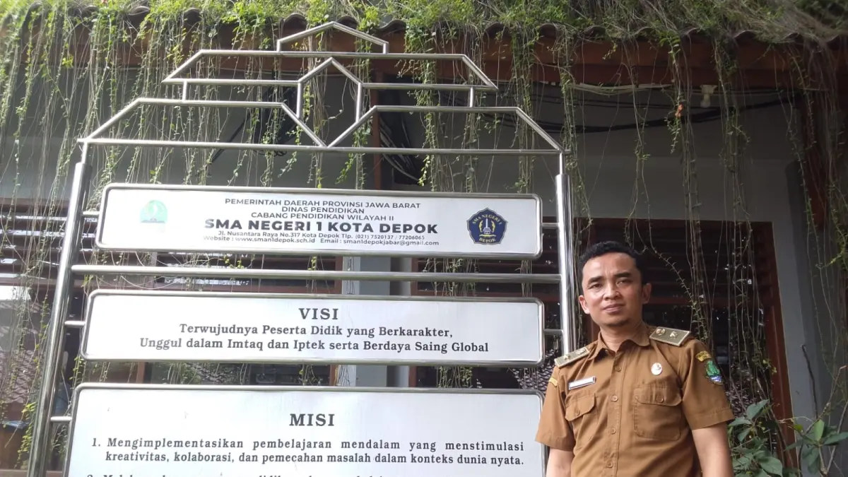Wakil Kepala Sekolah Bidang Kesiswaan SMAN 1 Depok yang juga ketua SPMB Sekolah Maung Depok Iwan Setiawan. (Fajar/Radar Bogor)