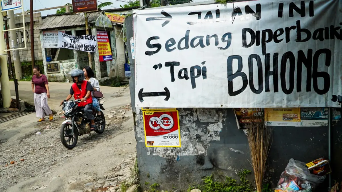 Warga mengeluhkan jalan rusak di Desa Ciherang, Kecamatan Dramaga, Kabupaten Bogor yang tak kunjung diperbaiki. (Azis/Radar Bogor)