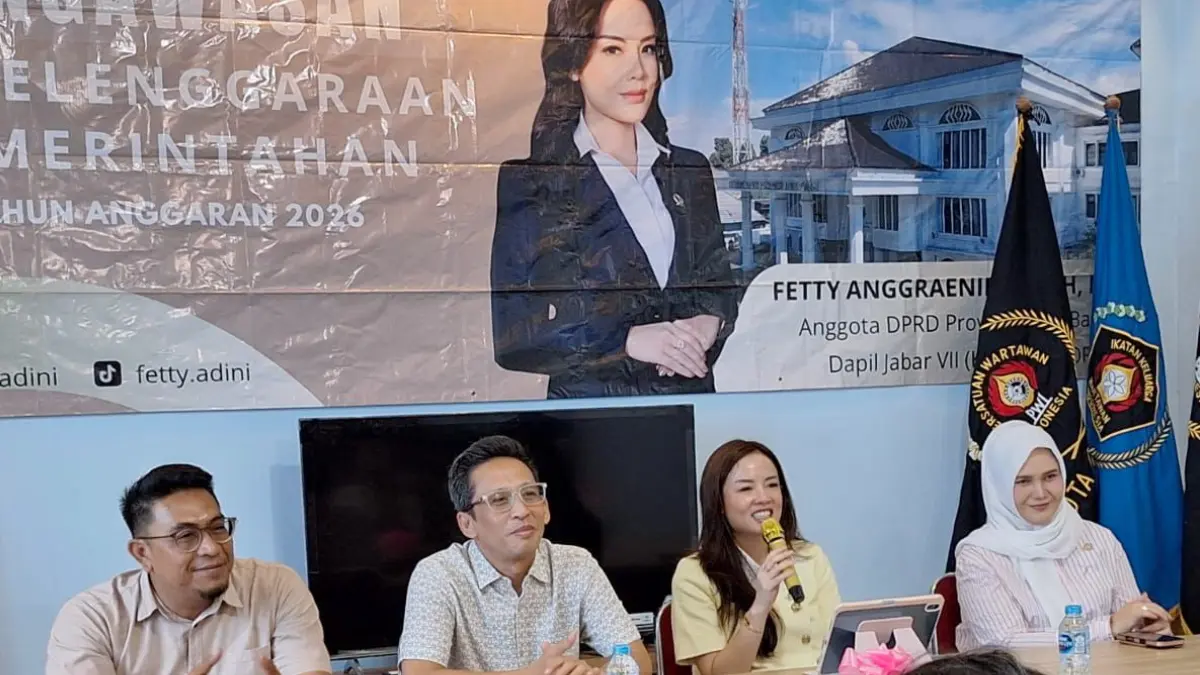 Anggota Komisi V DPRD Provinsi Jawa Barat, Fetty Anggraenidini saat berdiskusi di PWI Kota Bogor. (Dok. PWI Kota Bogor)