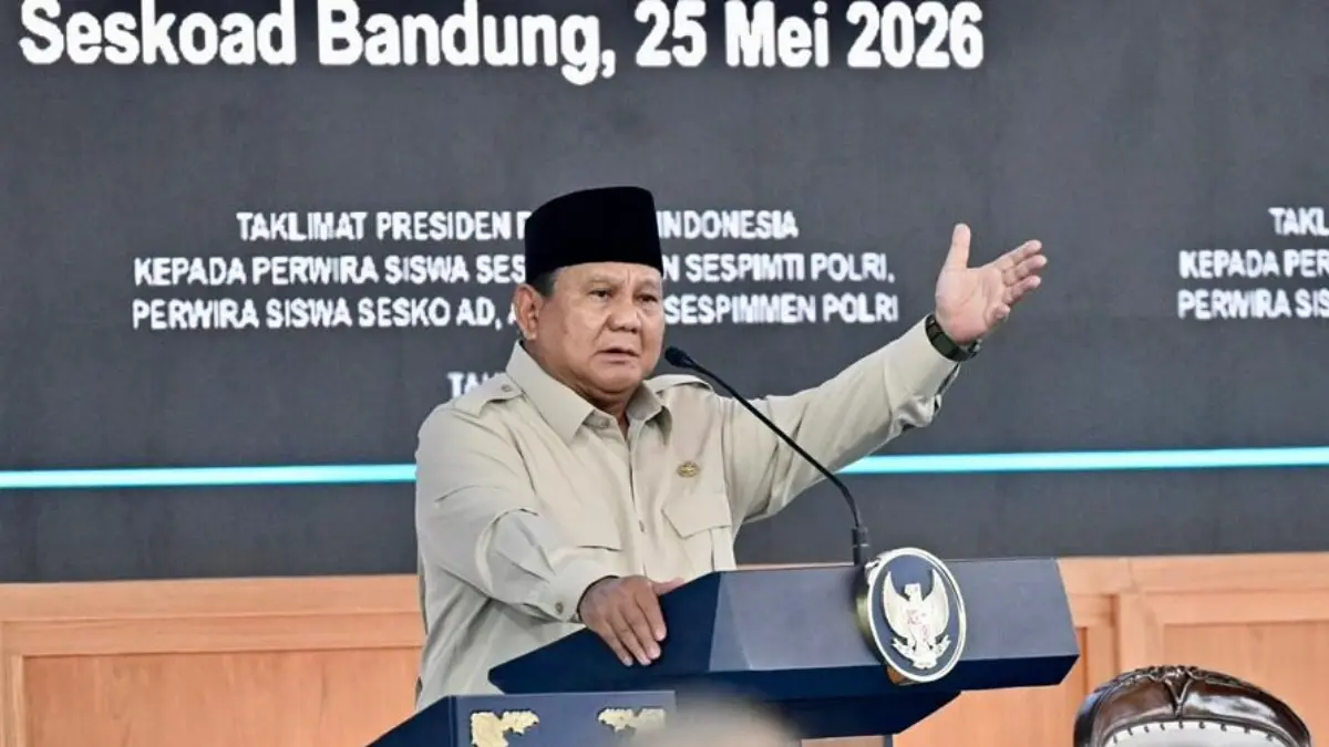 Presiden Prabowo Subianto menyampaikan taklimat kepada perwira siswa Sesko TNI dan Sespimti Polri, perwira siswa Sesko AD, AL, AU, dan Sespimmen Polri di Komplek Sekolah Staf dan Komando Angkatan Darat (Seskoad), Bandung, Senin, 25 Mei 2026. (BPMI Setpres/Cahyo)