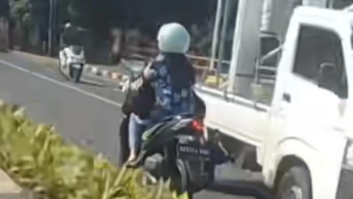 Emak-emak lawan arah di Jalan Juanda Depok viral. Foto: TikTok