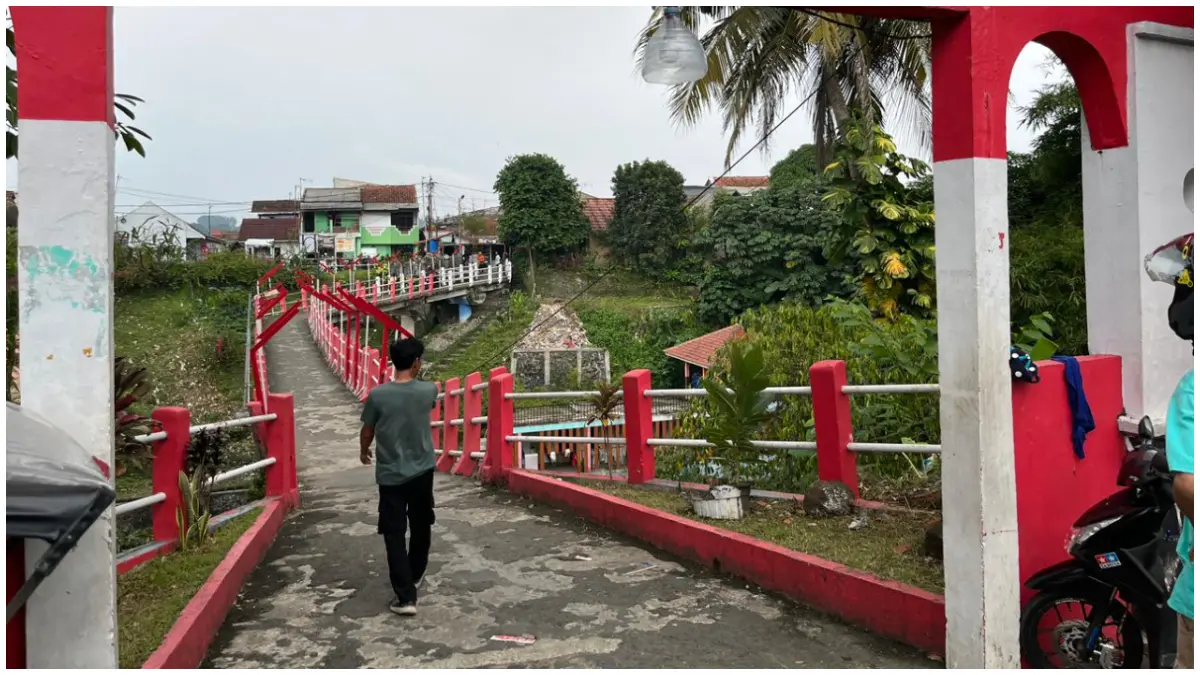 Jembatan Kampung Keramat, Kelurahan Panaragan. TKP pria tanpa identitas diguga lompat. (Foto : Aziz/Radar Bogor)