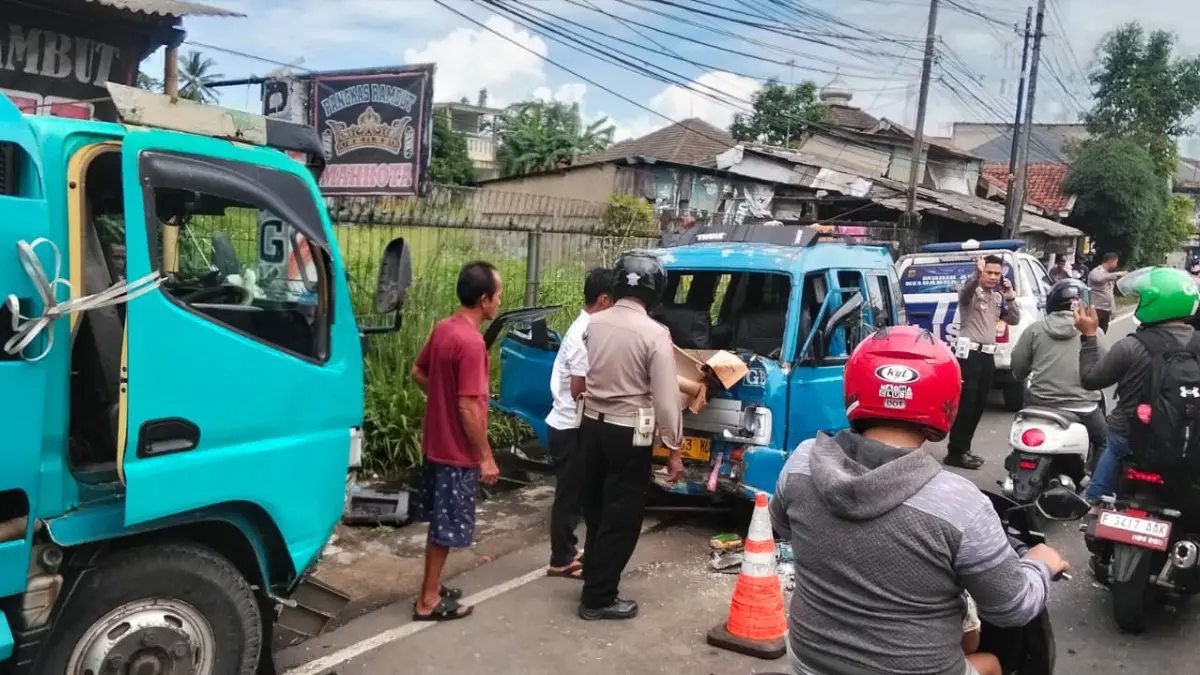 Kecelakaan melibatkan angkot jurusan Leuwiliang-Pamijahan dan truk tangki air di Jalan Raya Cibungbulang, Desa Cemplang, Cibungbulang, Kabupaten Bogor. (Dok. Satlantas Polres Bogor)