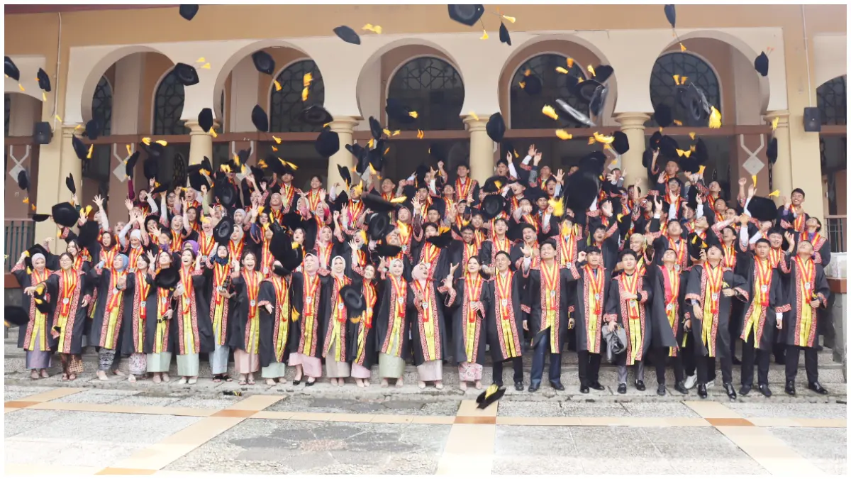 Para siswa dan siswi SMA Dwiwarna usai menjalani prosesi wisuda.
