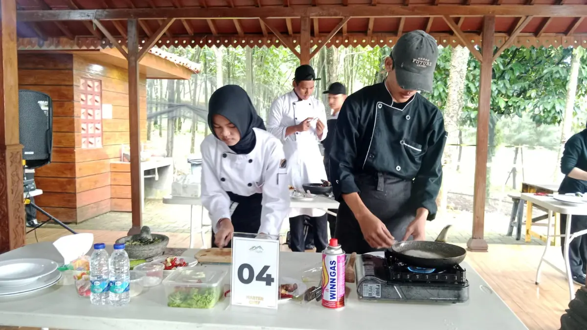 Peserta master chef di Alam Ngariung Resort memasak menu pecak ikan. (Foto : Ruri/Radar Bogor)&nbsp;
