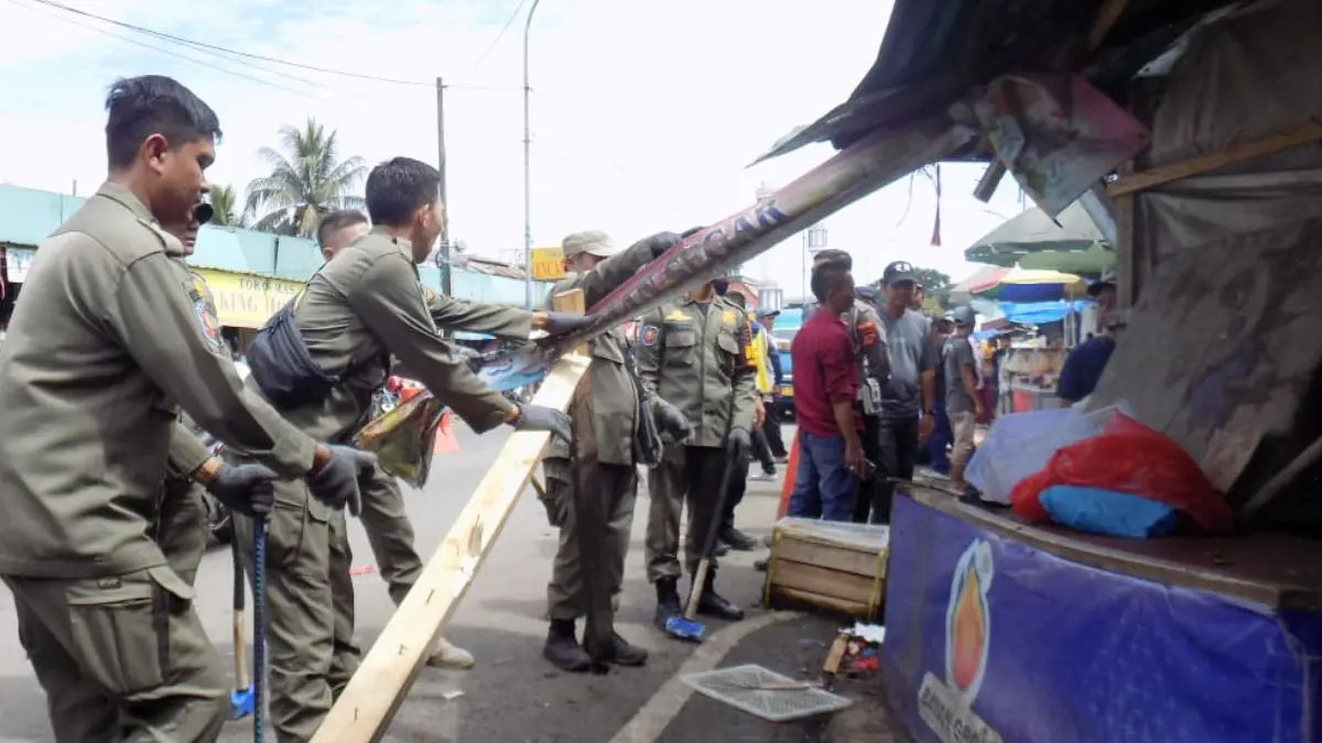 Petugas gabungan menertibkan bangunan dan lapak pedagang di sejumlah wilayah Kecamatan Leuwiliang.(Septi N/Radar Bogor)