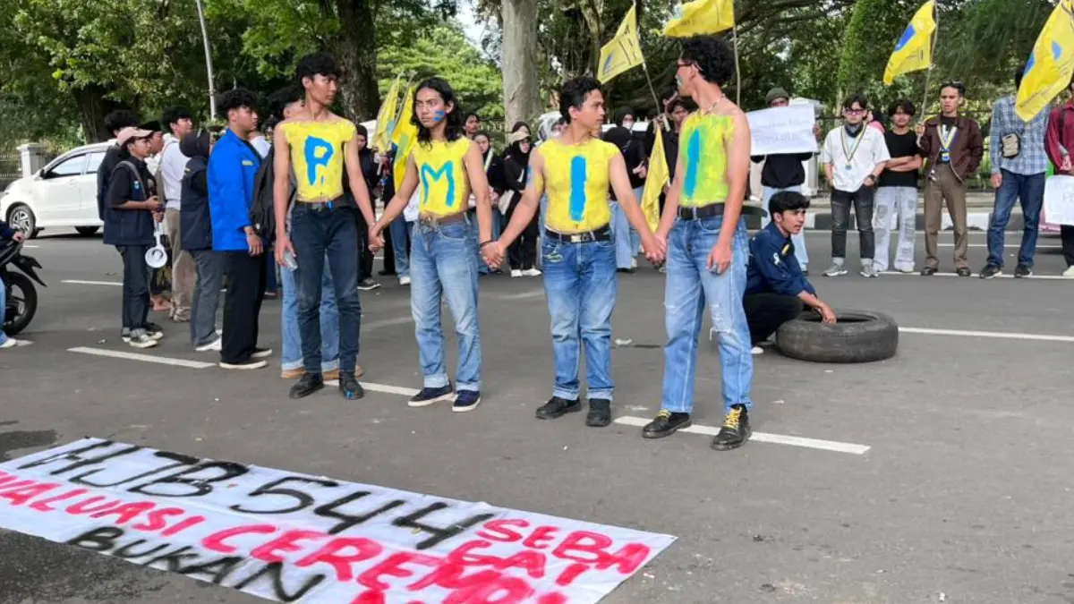 PMII melakukan aksi demo di depan Balai Kota Bogor. (Dzikry/Radar Bogor)