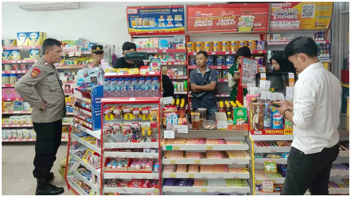 Polsek Cimanggis saat mengecek TKP perampokan sebuah minimarket di Kota Depok. (Foto : Kapolsek for Radar Bogor)