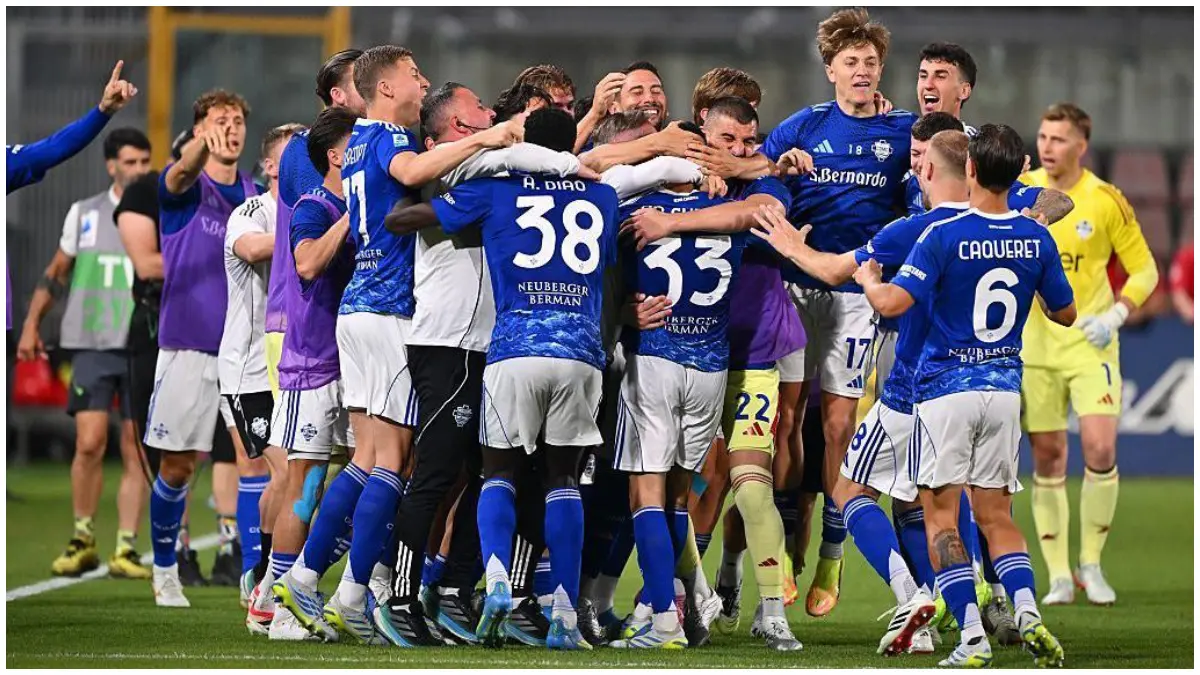 Selebrasi para pemain Como 1907 usai memastikan diri lolos ke Liga Champions.
