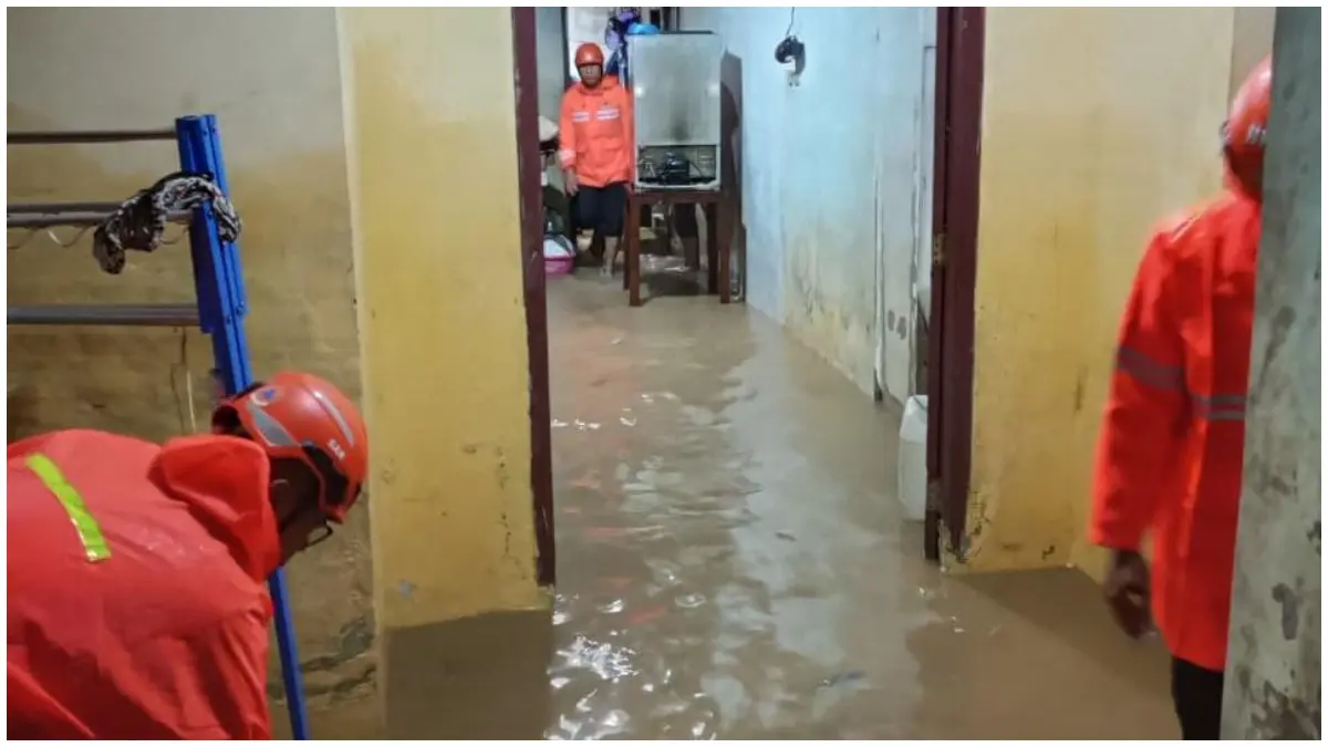 Tim BPBD saat membantu warga terdampak banjir di Kampung Cicerewed, Cijayanti, Babakan Madang. (Foto : BPBD for Radar Bogor)
