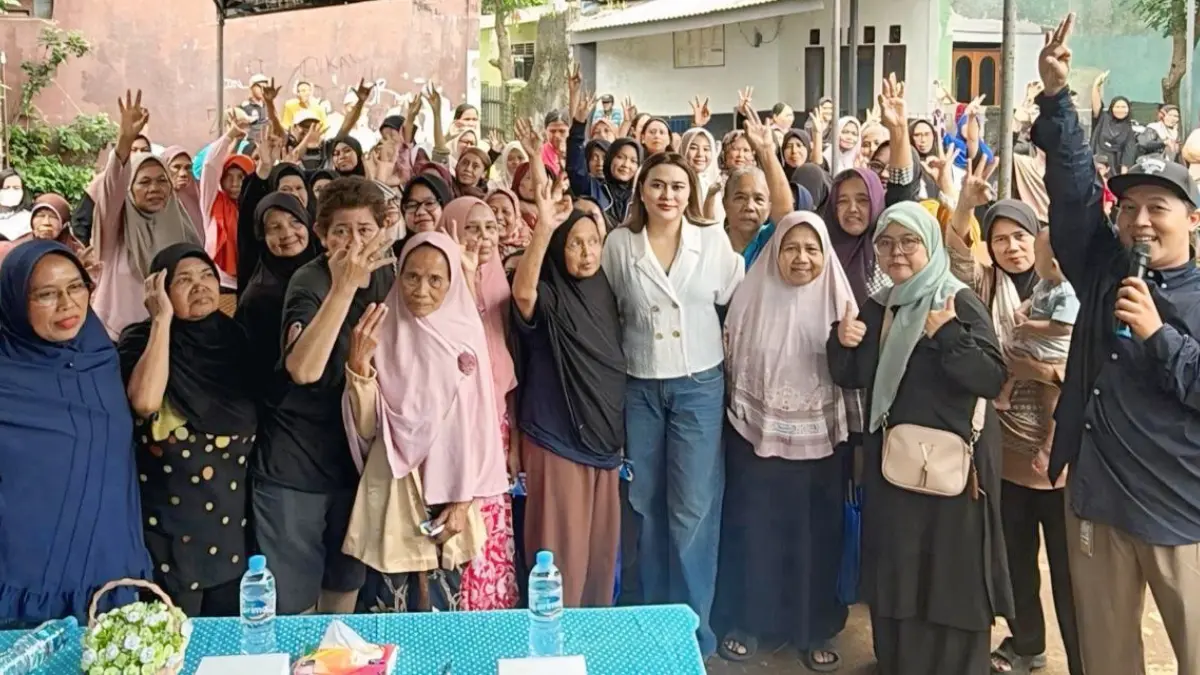 Anggota DPRD Kota Bogor Karina Soerbakti bersama warga saat kegiatan reses di wilayah Dapil Bogor Tengah-Bogor Timur. (Dede/Radar Bogor)