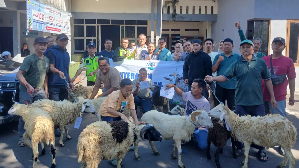 AQUA Wilayah Bogor Selatan berbagi hewan kurban pada Idul Adha 1447 Hijriah. (Dok. AQUA)
