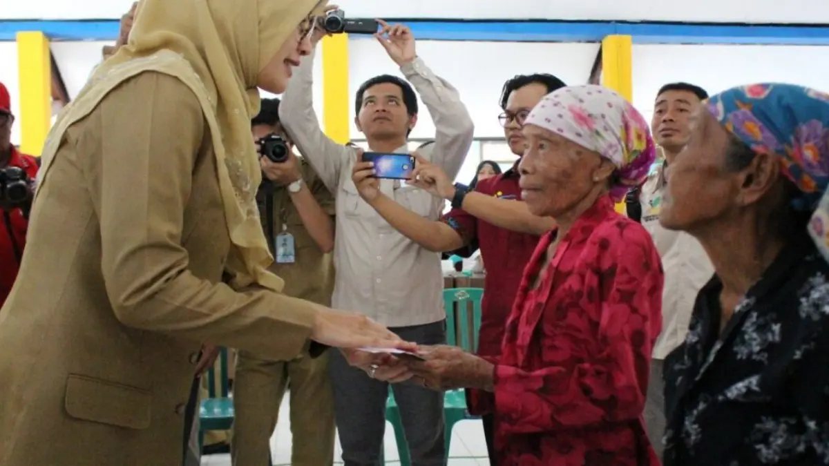 Ilustrasi penyaluran bansos kepada KPM. (Foto: probolinggokab.go.id)