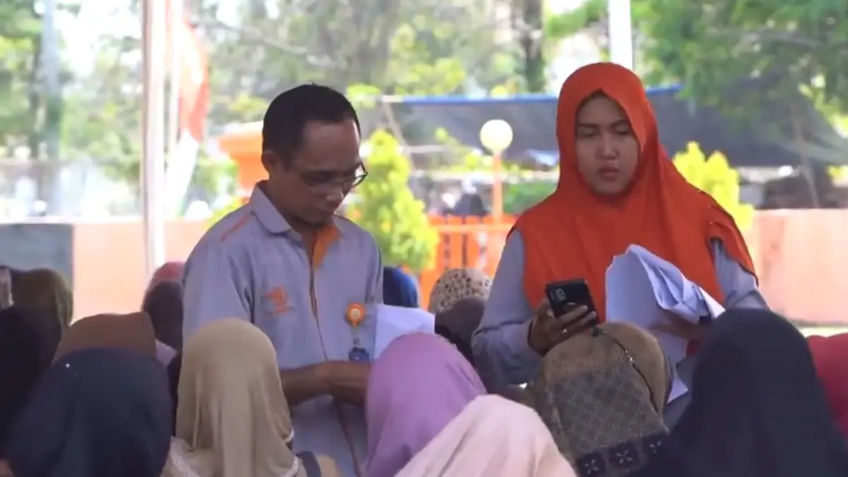 Ilustrasi penyaluran bantuan sosial berupa bantuan Yapi. (Foto: YouTube Pos Indonesia)
