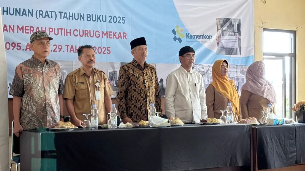 Ketua KKMP Curug Mekar Dita Mirwandi menyampaikan laporan pertanggungjawaban pengurus dalam Rapat Anggota Tahunan (RAT) Tahun Buku 2025 di Aula Kelurahan Curug Mekar, Senin, 25 Mei 2026. (Dede/Radar Bogor)