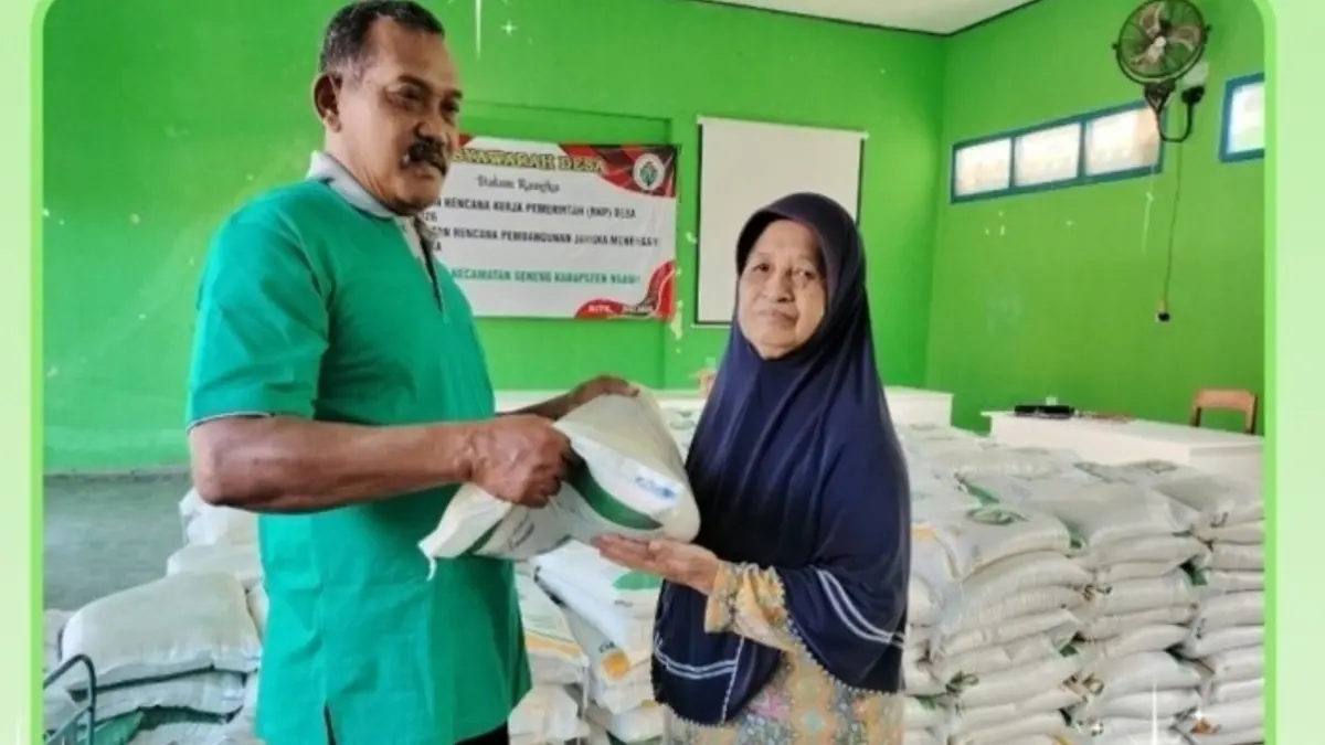 KPM menerima bansos beras 20 kg. (Foto: klitik.desa.id)