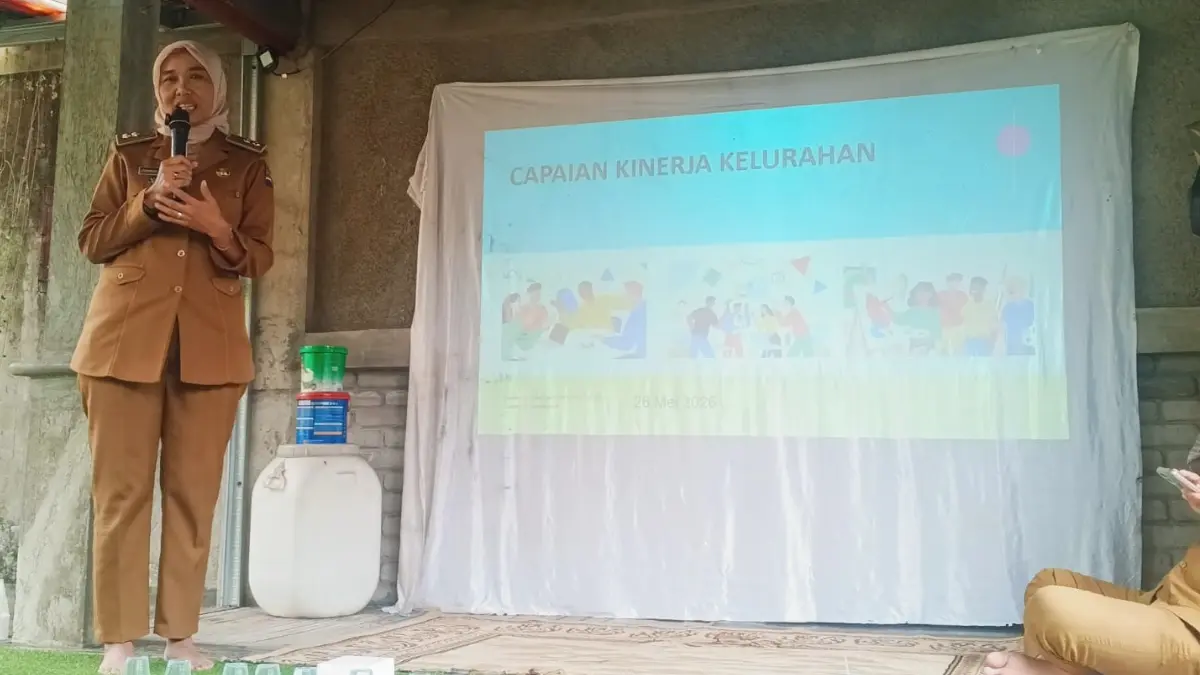 Lurah Kedung Waringin Kurniawati Arik Purwani memaparkan keberhasilan pembinaan lansia di wilayahnya melalui berbagai program berkelanjutan. (Fikri/Radar Bogor)
