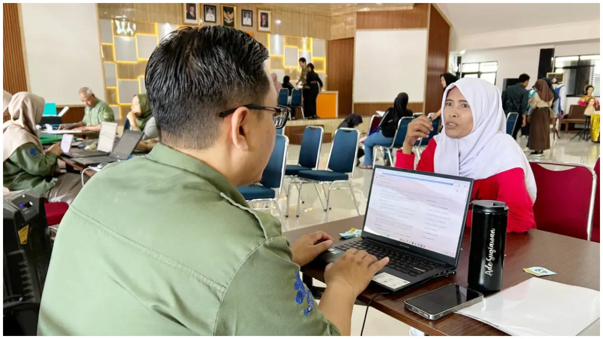 Orang tua siswa yang mendatangi Sekolah Maung di SMKN3 Kota Bogor. (Foto : Fauzan/Radar Bogor)