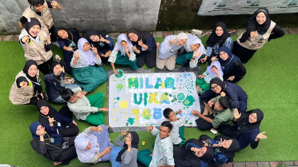 Para relawan bersama siswa SLB Al Irsyad Al Islamiyyah di Kecamatan Bogor Selatan, Kota Bogor. (Dok. FEB UIKA) 