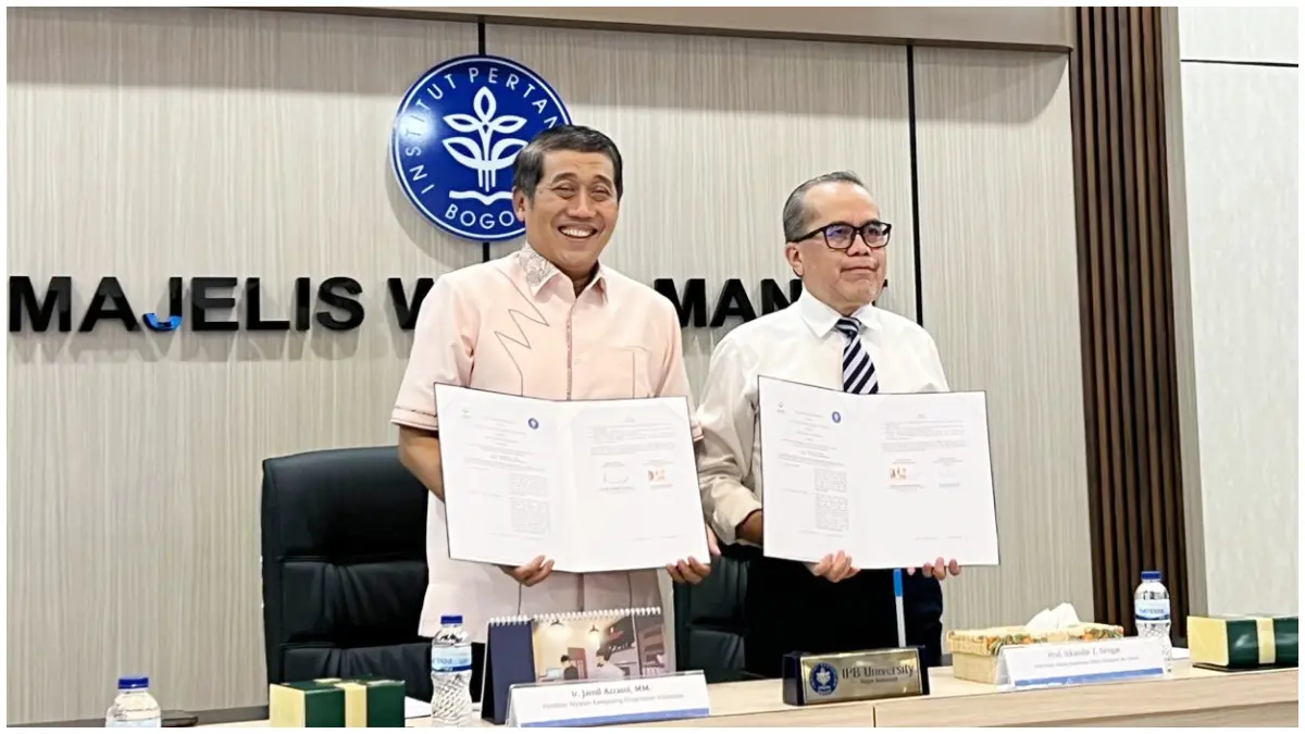 Penandatanganan kerjasama antara pendiri Yayasan Kampoong Ecopreneur, Jamil Azzaini, dan Wakil Rektor IPB University Bidang Konektivitas Global, Kerja Sama dan Alumni, Prof. Dr. Iskandar Z. Siregar.