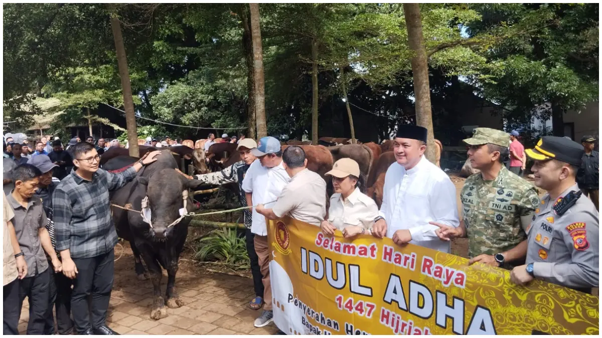 Penyerahan hewan kurban dari Presiden Prabowo Subianto untuk masyarakat Kecamatan Babakan Madang, Kabupaten Bogor, jelang Hari Raya Idul Adha 1447 Hijriah di Padepokan Garuda Yaksa, Selasa 26 Mei 2026. (Foto: Muhammad Ali/Radar Bogor)