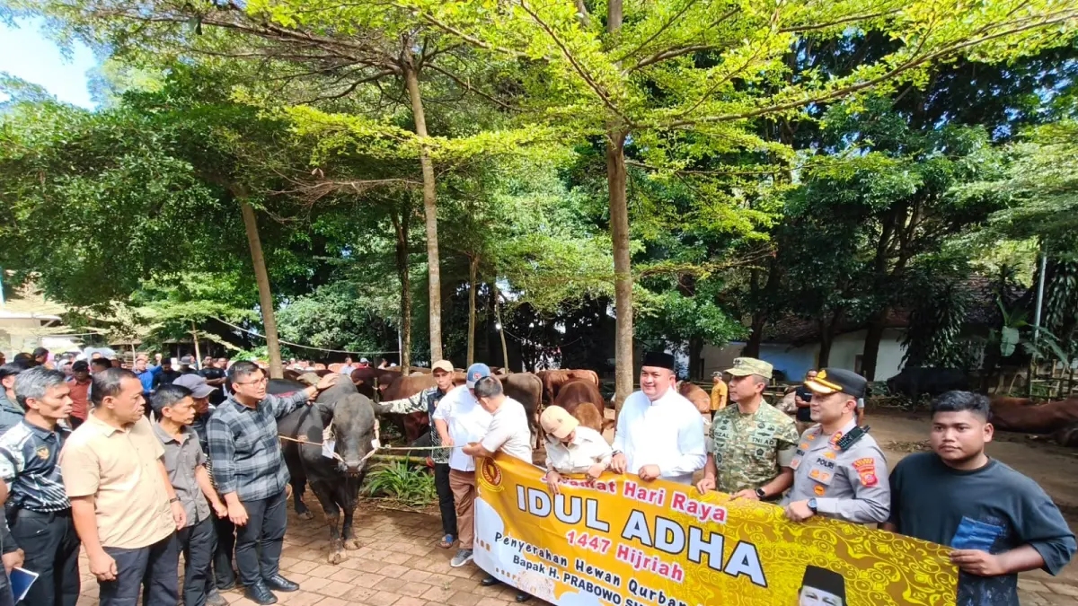 Penyerahan hewan kurban dari Presiden Prabowo untuk masyarakat Babakan Madang, Kabupaten Bogor, jelang Hari Raya Idul Adha 1447 Hijriah di Padepokan Garuda Yaksa, Selasa 26 Mei 2026. (Foto: Muhammad Ali/Radar Bogor)