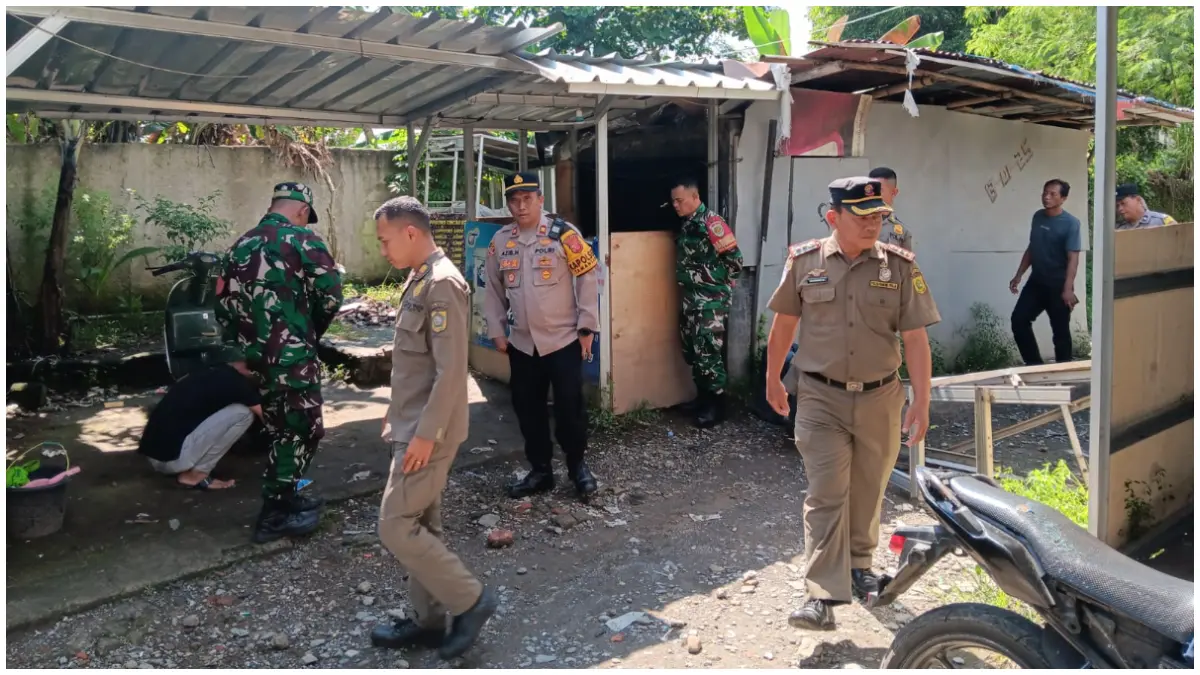Polsek Tamansari beserra Muspika Kecamatan Tamansari lakukan razia di lokasi jual beli obat terlarang tramadol. (Foto : Kapolsek for Radar Bogor)