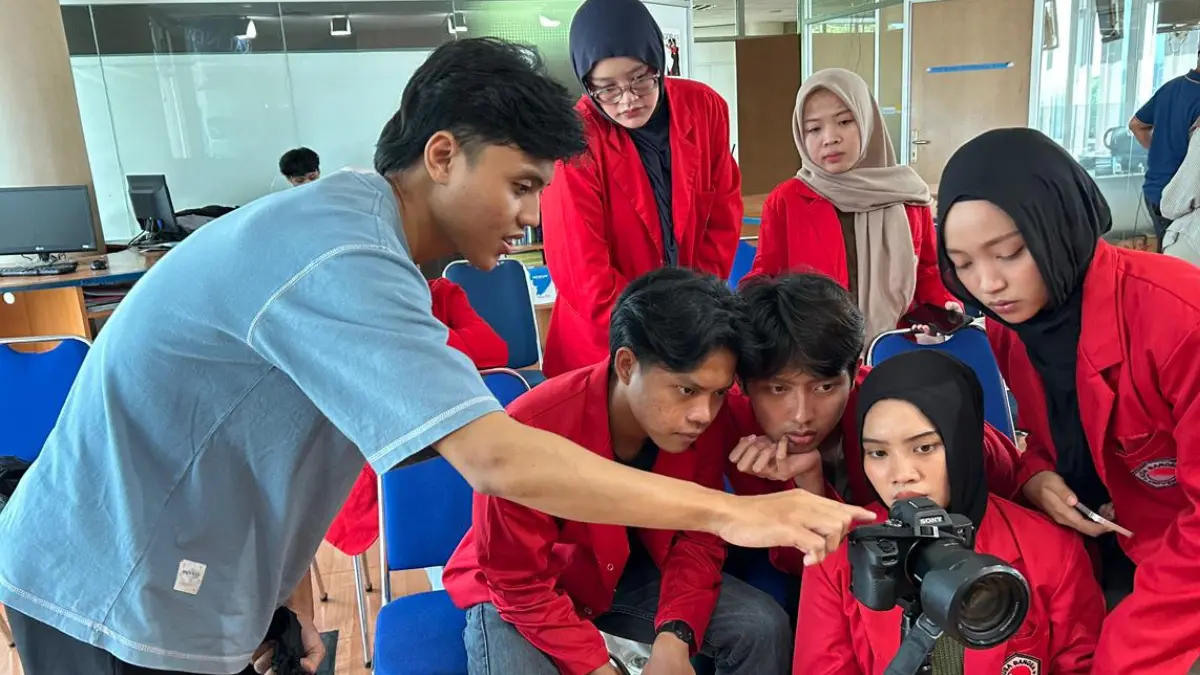 Proses belajar podcast mahasiswa UNB di Radar Bogor. (Fauzan/Radar Bogor)