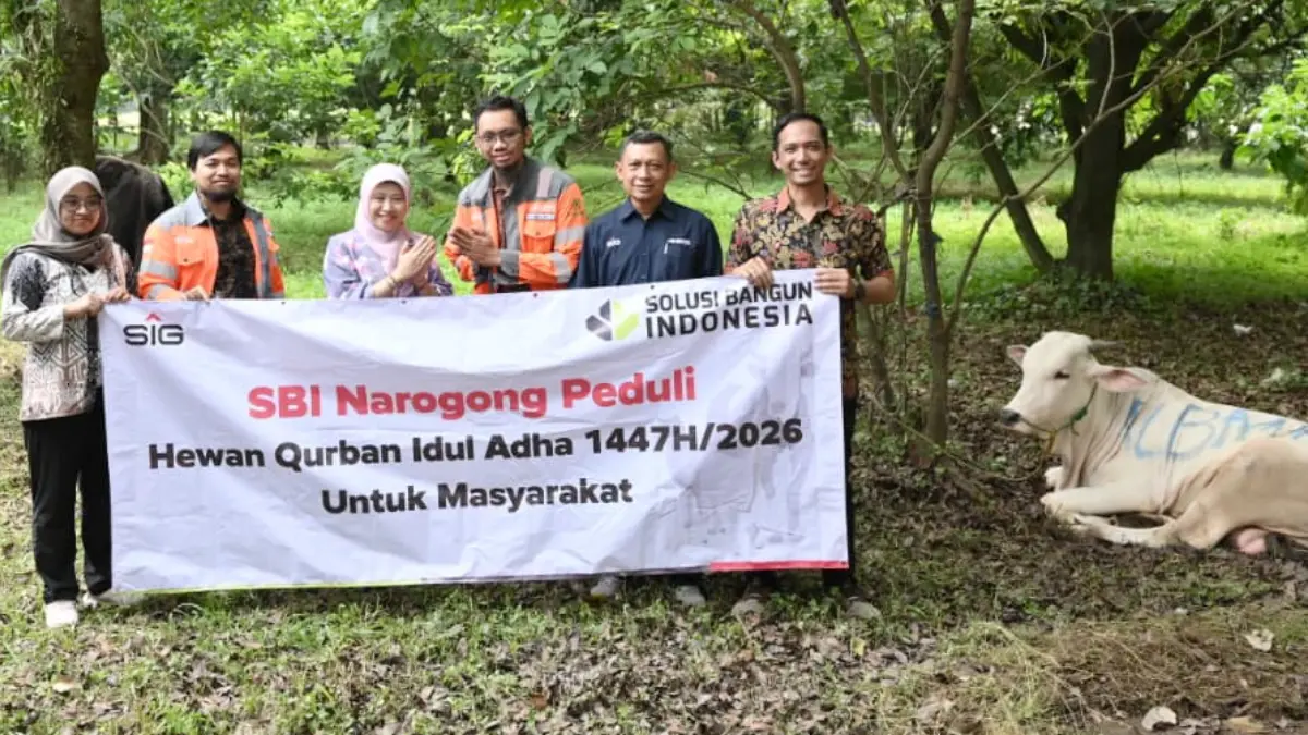 Solusi Bangun Indonesia terus memberikan dampak positif bagi para pemangku kepentingan. Kali ini, komitmen tersebut diwujudkan melalui penyerahan 27 hewan kurban bagi masyarakat sekitar area operasional. (Dok. Solusi Bangun Indonesia)