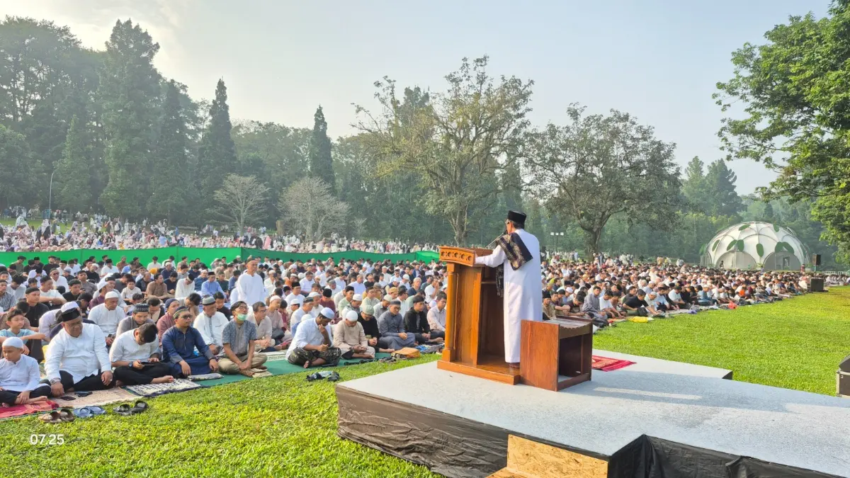 Ribuan jamaah saat melaksanakan salat Idul Adha di kawasan Kebun Raya Bogor pada pelaksanaan tahun lalu. Tahun ini, salat Id kembali digelar di area Taman Reinwardt dan terbuka gratis untuk masyarakat umum. (Dok. Kebun Raya Bogor)