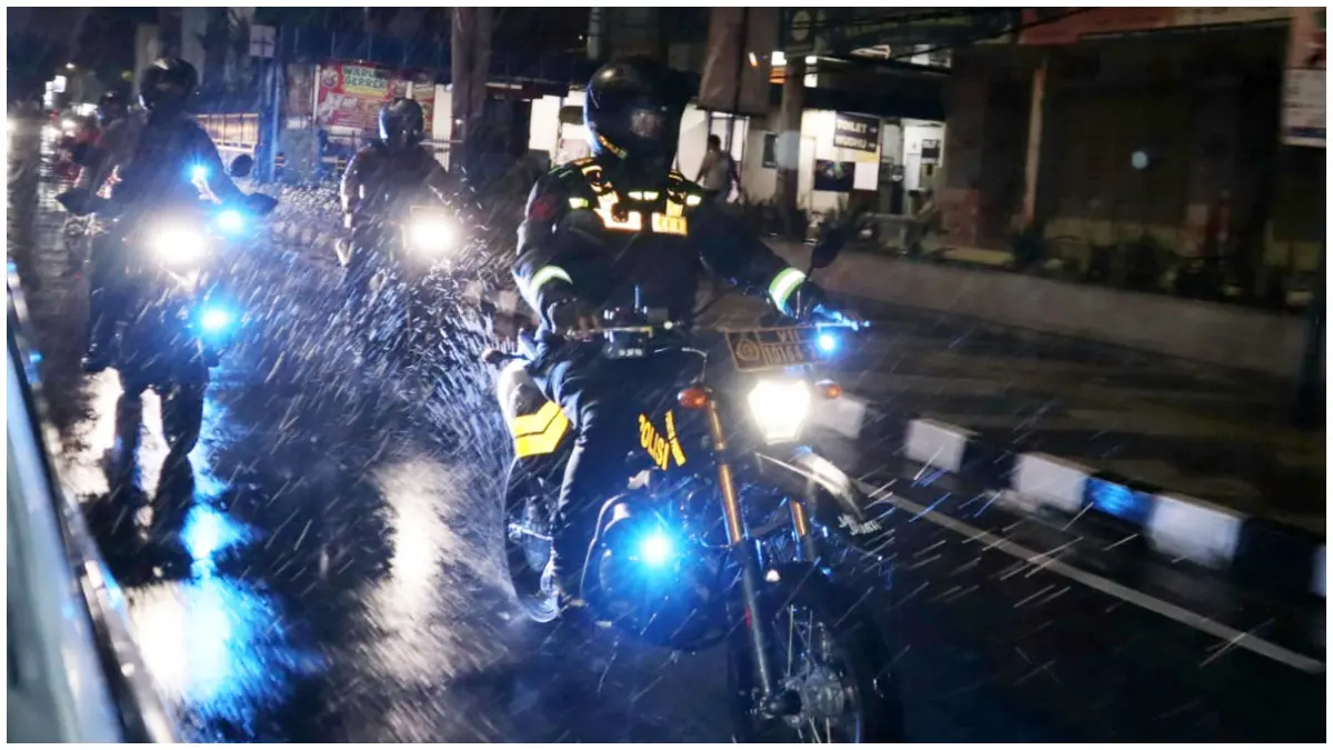 Tim 3P Polres Metro Depok rutin gelar operasi dan patroli, antisipasi teror pocong jadi-jadian. (Foto : Kasi Humas Polres Metro Depok for Radar Bogor)