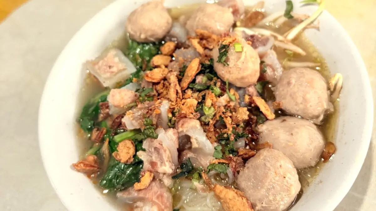 Ada banyak pilihan warung mie bakso di kawasan Kecamatan Bogor Barat.