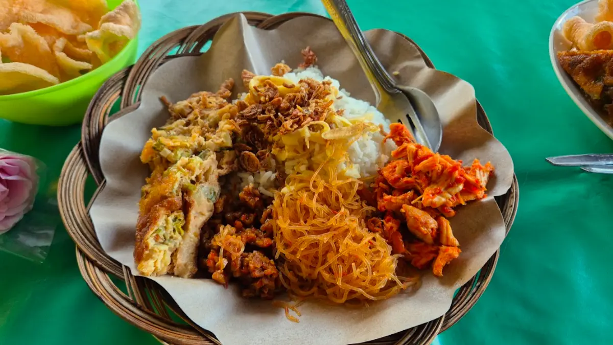Banyak pilihan nasi uduk di Kecamatan Bogor Tengah.