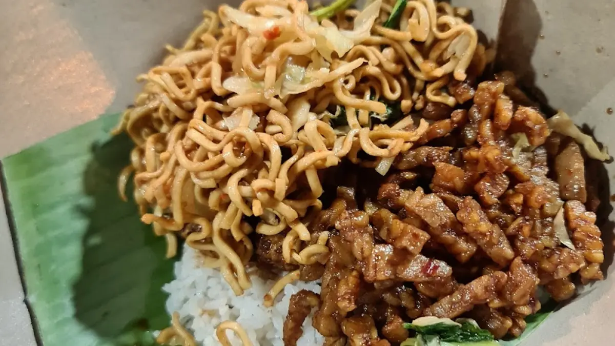 Banyak rekomendasi warung nasi uduk di Kecamatan Bogor Barat, Kota Bogor.