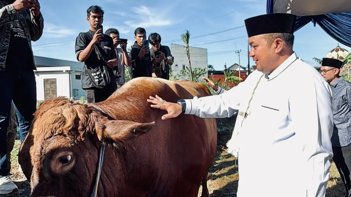 Bupati Bogor Rudy Susmanto, menyerahkan secara simbolis hewan kurban bantuan Presiden Prabowo Subianto kepada DKM Masjid Raya Nurul Wathon. (Diskominfo Kabupaten Bogor)
