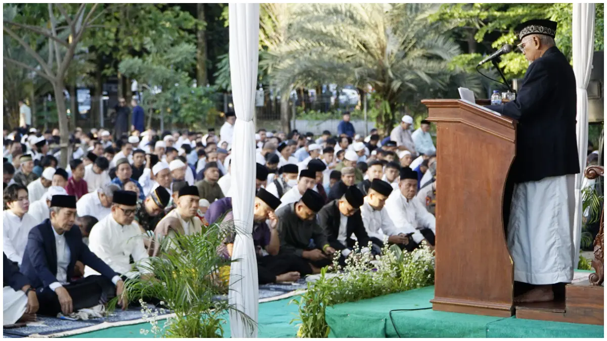 Dekan FEM ersity, Irfan Syauqi Beik saat menjadi khatib Salat Idul Adha 1447 Hijriah di Masjid Al-Muttaqin, Rabu 27 Mei 2026. (Foto : Fikri/Radar Bogor)