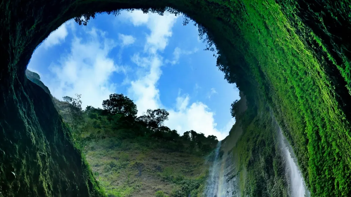 Ilustrasi air terjun tertinggi di Pulau Jawa. (Foto: Pexels/Jeffry Surianto )