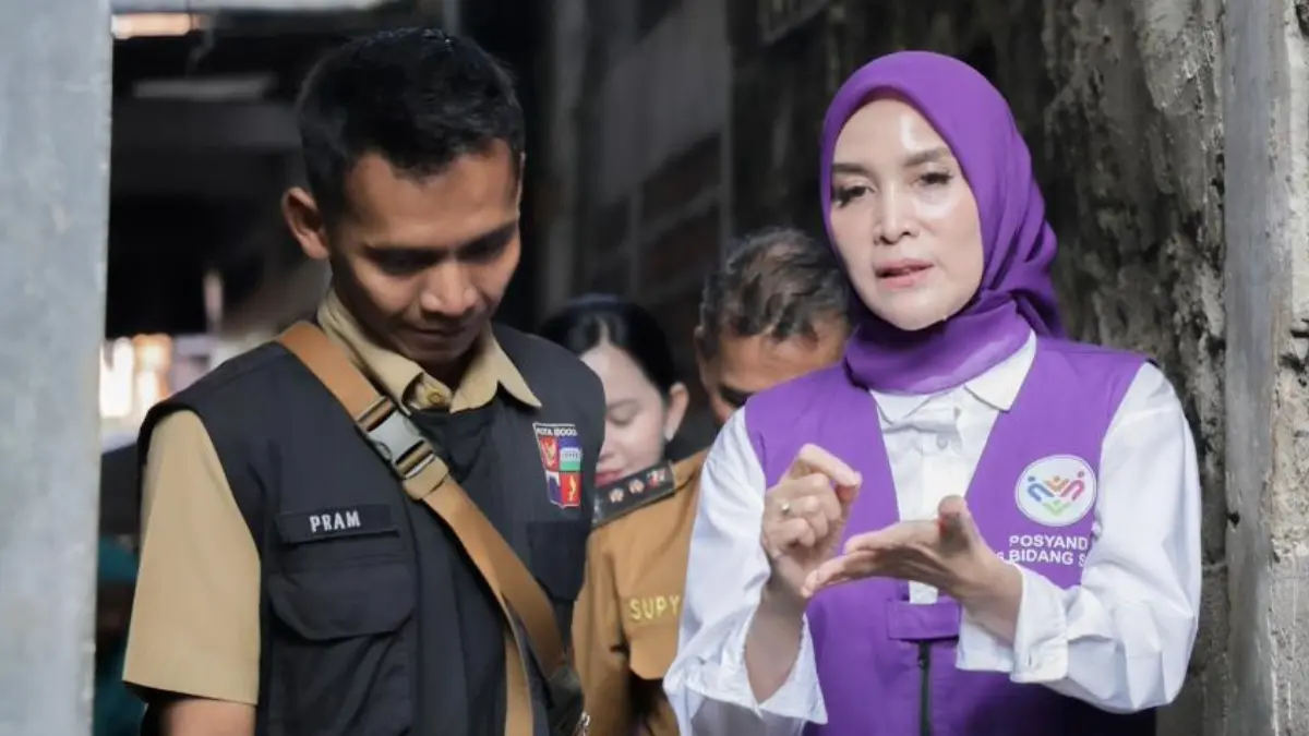 Ketua Tim Pembina Pos Pelayanan Terpadu Yantie Rachim memonitoring Posyandu 6 SPM di Kota Bogor (Dok. Humas Pemkot Bogor)