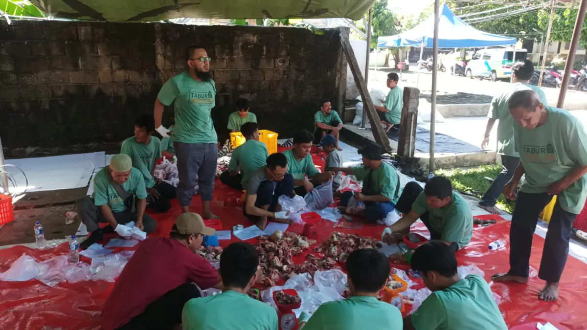 Pemotongan hewan kurban Masjid Al Ikhlas, Perumahan Tamansari Persada (TSP), Kelurahan Cibadak. (Foto: Fikri/Radar Bogor)