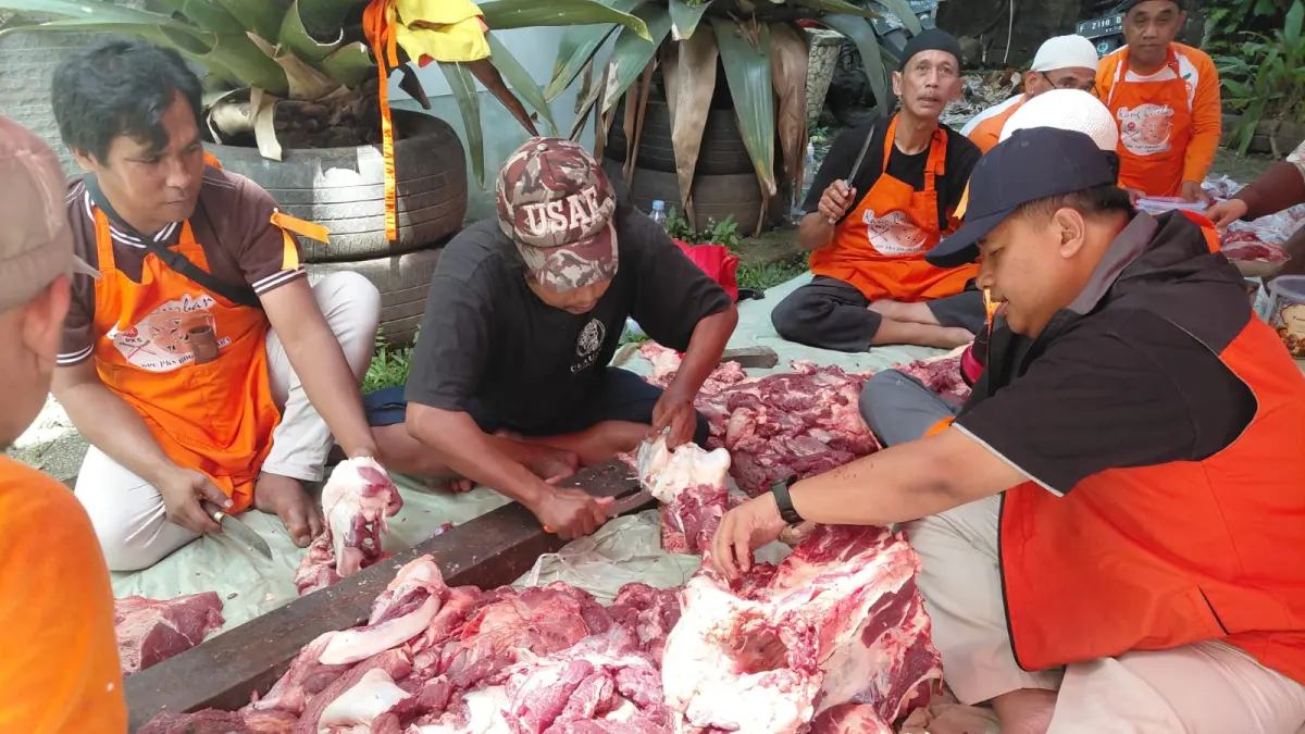 Pengurus DPC PKS Bogor Utara bersama relawan dan anggota DPRD Kota Bogor saat proses pemotongan dan distribusi daging kurban. (Foto ; Dede/Radar Bogor)
