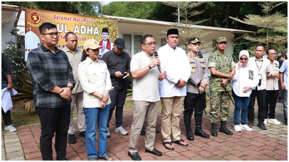 Penyaluran hewan kurban dari Presiden Prabowo kepada masyarakat di sekitar kediamannya di Hambalang, Kecamatan Babakan Madang, Kabupaten Bogor,