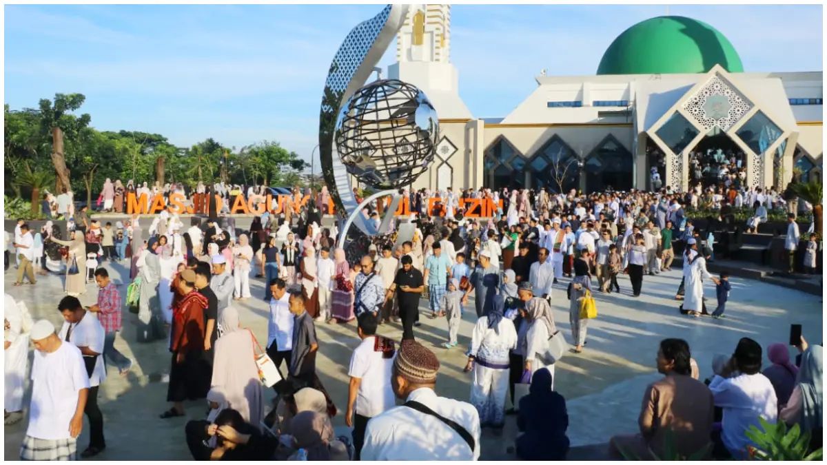 Suasana jemaah usai menunaikan Ibadah Salat Idul Adha 1447 Hijriah di Mesjid Agung Baitul Faidzin Cibinong, Kabupaten Bogor, Rabu 27 Mei 2026. (Foto : Hendi Novian / Radar Bogor)