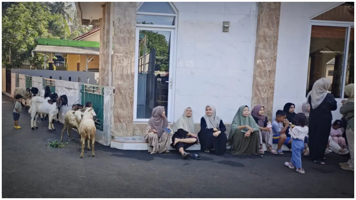 Warga antusias menyaksikan prosesi pemotongan hewan kurban di Masjid Jami Atta