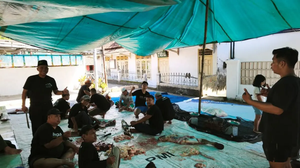 Warga Kampung dan Desa Cemplang, Cibungbulang saat  berkurban dengan gotong royong pada Idul Adha 2026.
(Foto : Septi Nulawam)