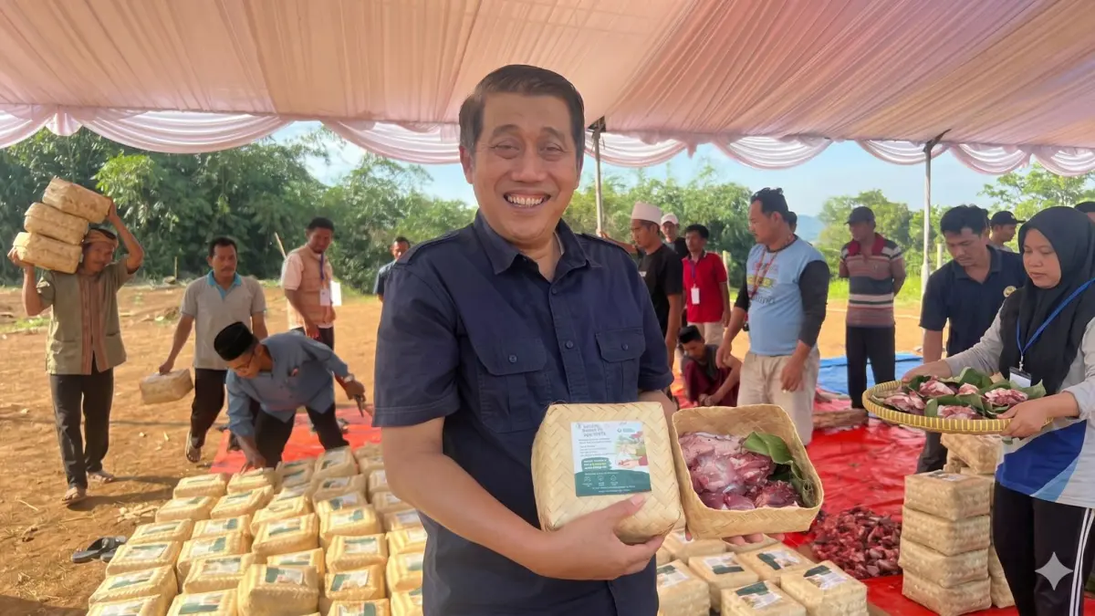 Distribusi daging kurban dilakukan Kampoong Ecopreneur menggunakan besek bambu berlapis daun pisang
