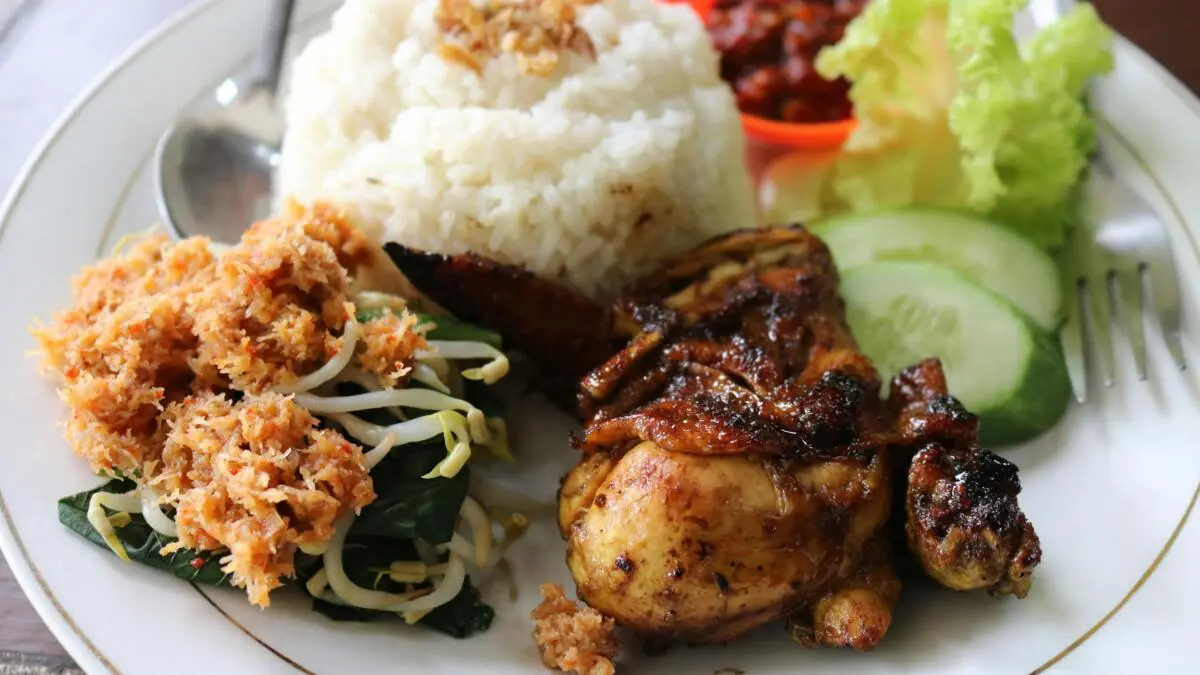 Ilustrasi ayam penyet dengan rating terbaik di Bogor. (Foto: Pexels/Mufid Majnun)