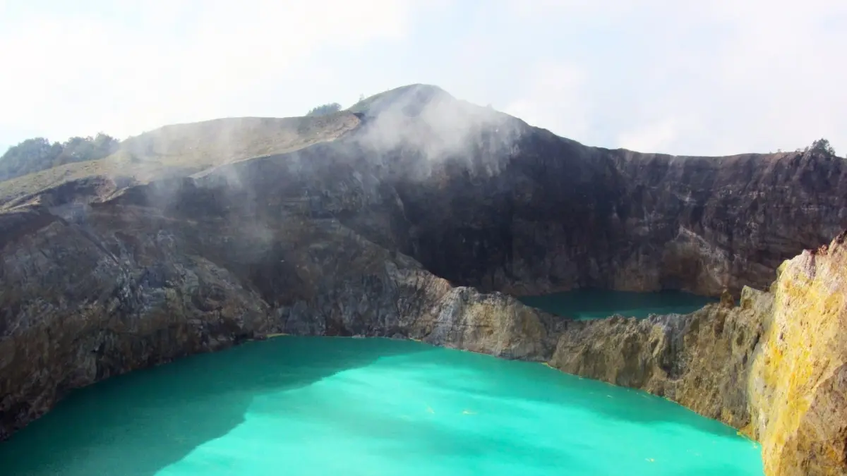 Ilustrasi pemandangan eksotis Danau Kelimutu. (Foto: Pexels/annieclairejane)