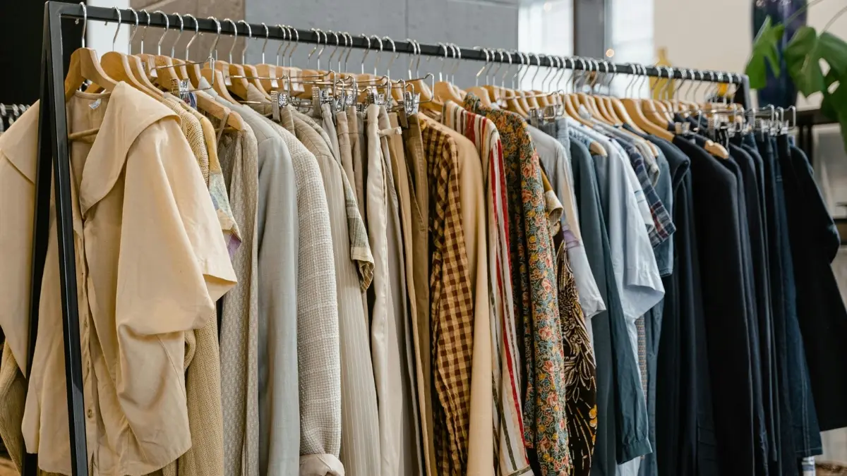Ilustrasi pusat thrifting terlengkap di Bogor. (Foto: Pexels/MART PRODUCTION)