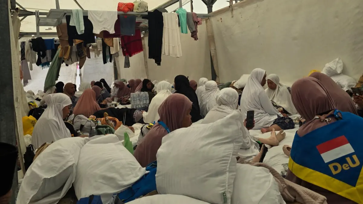 Jamaah haji Kloter JKS 03 Kabupaten Bogor sedang beristirahat.  (Foto : Ikbal Farisi) 